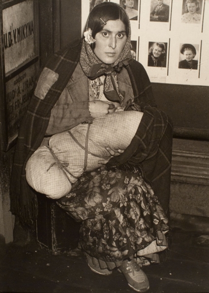 7. Cigányasszony a gyerekével a pályaudvaron, 1940